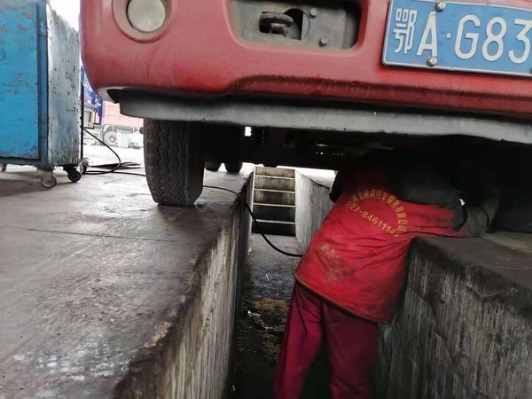 美狮贵宾会科普：夏季开车如何更安全？ 轮胎保养得注意