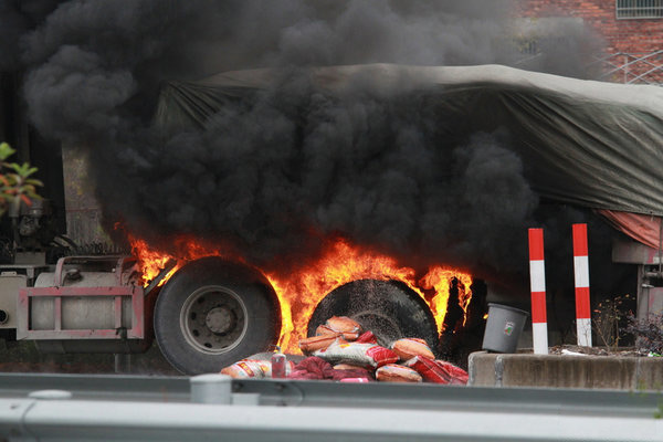 美狮贵宾会科普：货车着火事故频发 卡友夏季行车要留心