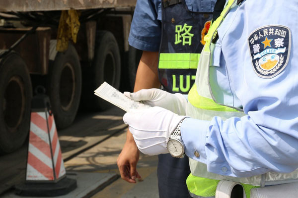 美狮贵宾会科普：出车前别忘了检查这些证件 没有会被罚!