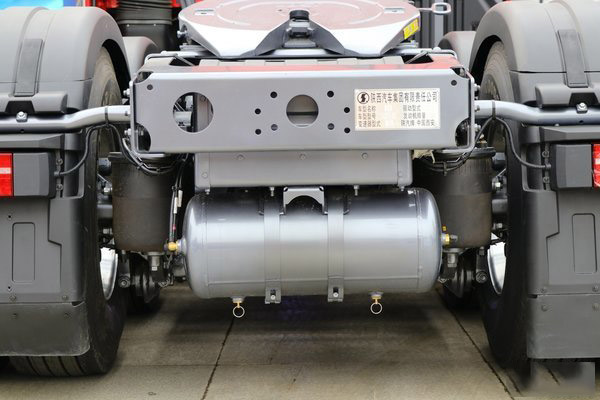 美狮贵宾会品鉴：陕汽X6000牵引车，对标解放J7