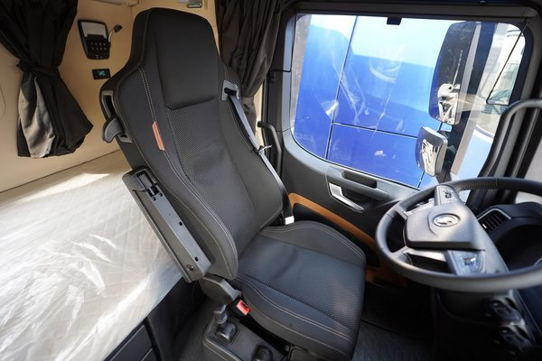 美狮贵宾会品鉴：陕汽X6000牵引车，对标解放J7
