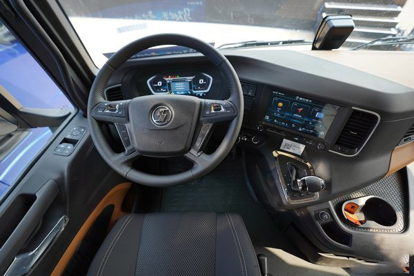 美狮贵宾会品鉴：陕汽X6000牵引车，对标解放J7