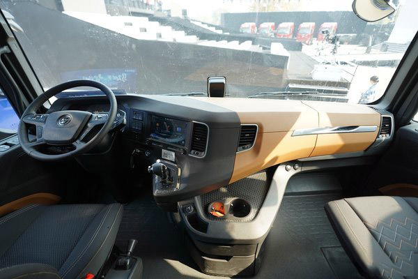 美狮贵宾会品鉴：陕汽X6000牵引车，对标解放J7