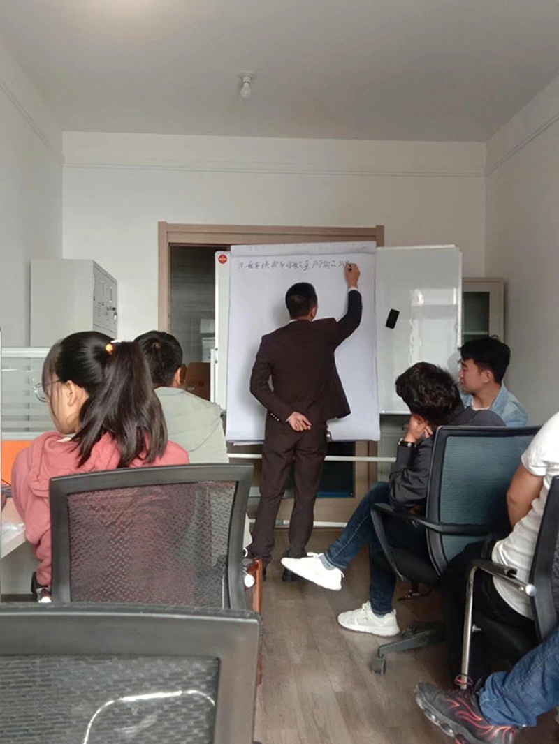 美狮贵宾会销售人员学习陕汽轩德X3牵引头燃气车的产品知识